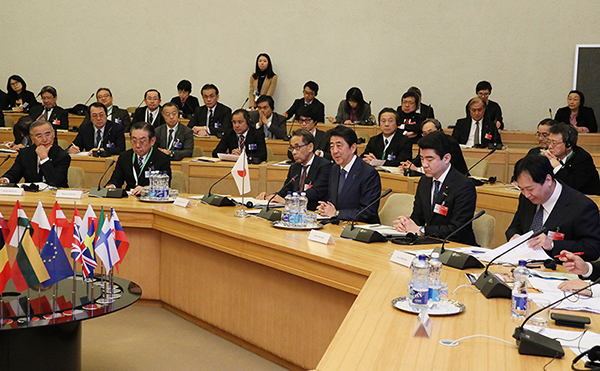 リトアニアのサウリウス・スクバルネリス首相と日本企業を交えた拡大首脳会合の様子