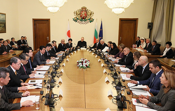 ブルガリアのボイコ・ボリソフ首相と日本企業を交えた拡大首脳会合の様子
